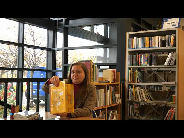 bibliotekarka prezentuje nowości