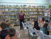 bibliotekarka opowiada dzieciom o bibliotece
