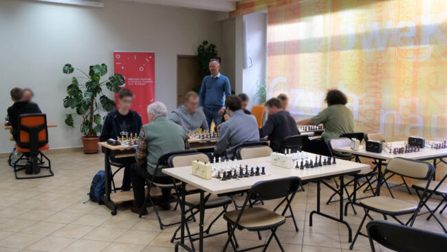 szachiści podczas turniejowych rozgrywek