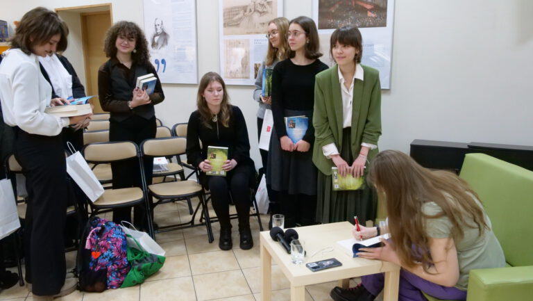 Iwona Szul podpisuje licealistom swoje książki