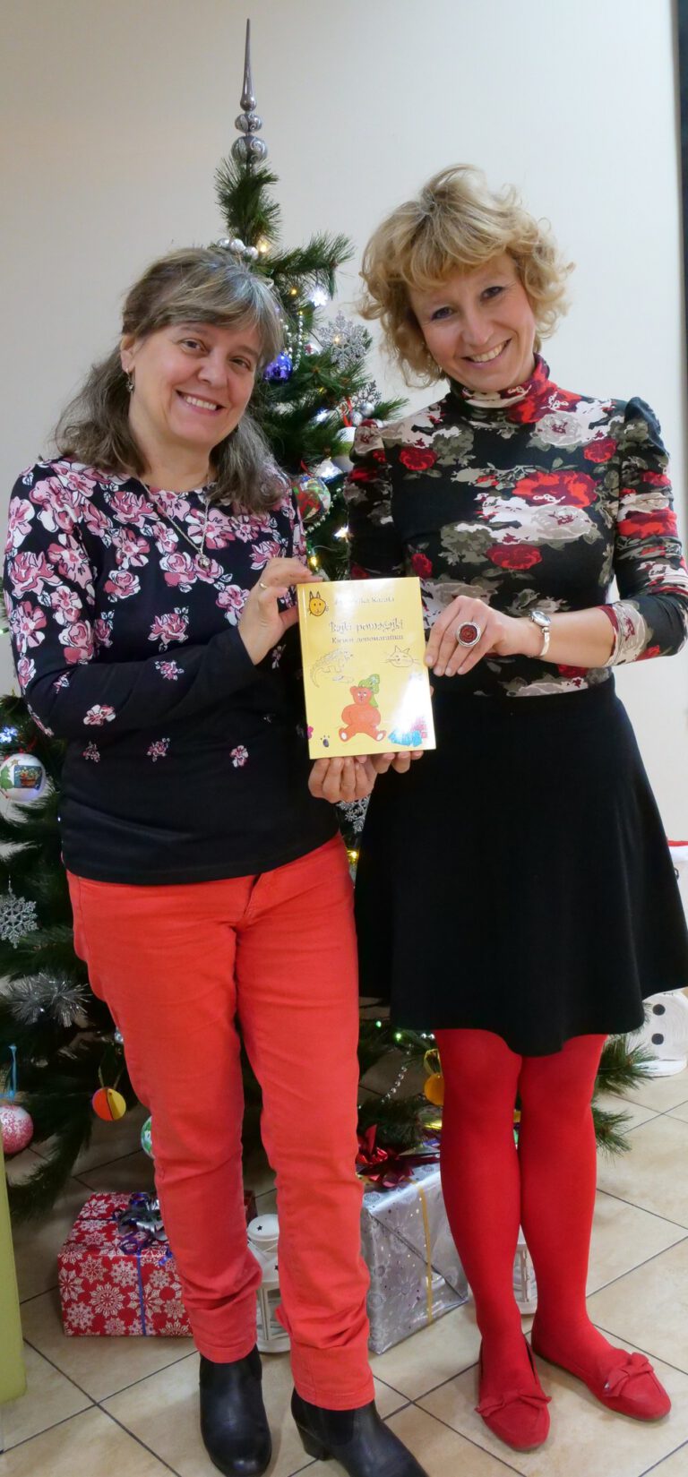 pisarka Agnieszka Kazała i animatorka kultury Katarzyna Przybysz-Mendyk prezentują książkę Bajki-pomagajki na tle choinki