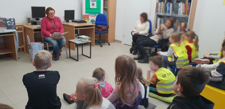 Spotkanie autorskie z Justyną Bednarek; dzieci słuchają opowieści autorki