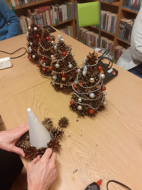 warsztaty - tworzenie choinek z szyszek na stelażu