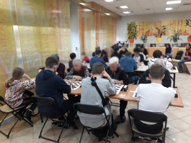 szachiści podczas rozgrywek w sali czytelni naukowej nr 1