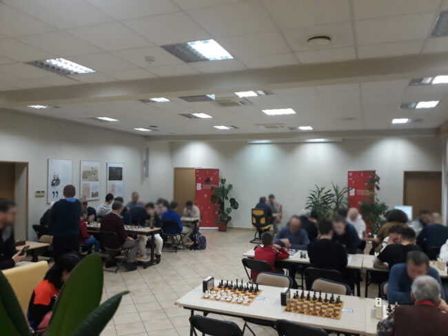 szachiści podczas rozgrywek w sali czytelni naukowej nr 1
