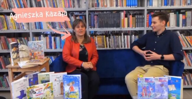 Agnieszka Kazała i licealista rozmawiają na sofie w bibliotece - pisarka udziela wywiadu