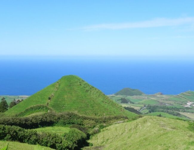 zazielenione wzgórza wulkanów na Azorach i Ocean Atlantycki