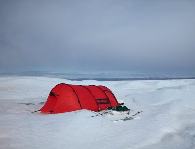 namiot na Grenlandii; dookoła śnieg i lód