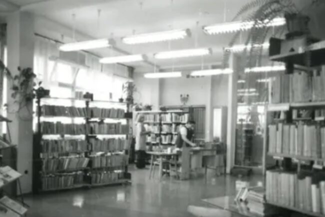 archiwalne zdjęcie wnętrza biblioteki