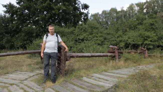 Krzysztof Gajda stoi na ścieżce w miejscu średniowiecznego grodziska na Bródnie