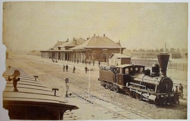 lokomotywa na torach - archiwalne zdjęcie