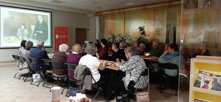 członkowie Towarzystwa Przyjaciół Warszawy Oddział Miłośników Bródna na spotkaniu w Czytelni Naukowej nr I - siedzą przy stołach, oglądają prezentację i dzielą się wspomnieniami o Ryszardzie Szołwińskim