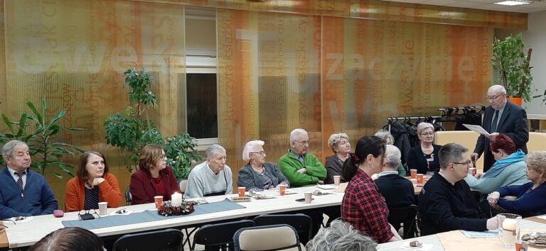 członkowie Towarzystwa Przyjaciół Warszawy Oddział Miłośników Bródna na spotkaniu w Czytelni Naukowej nr I - siedzą przy stołach, oglądają prezentację i dzielą się wspomnieniami o Ryszardzie Szołwińskim