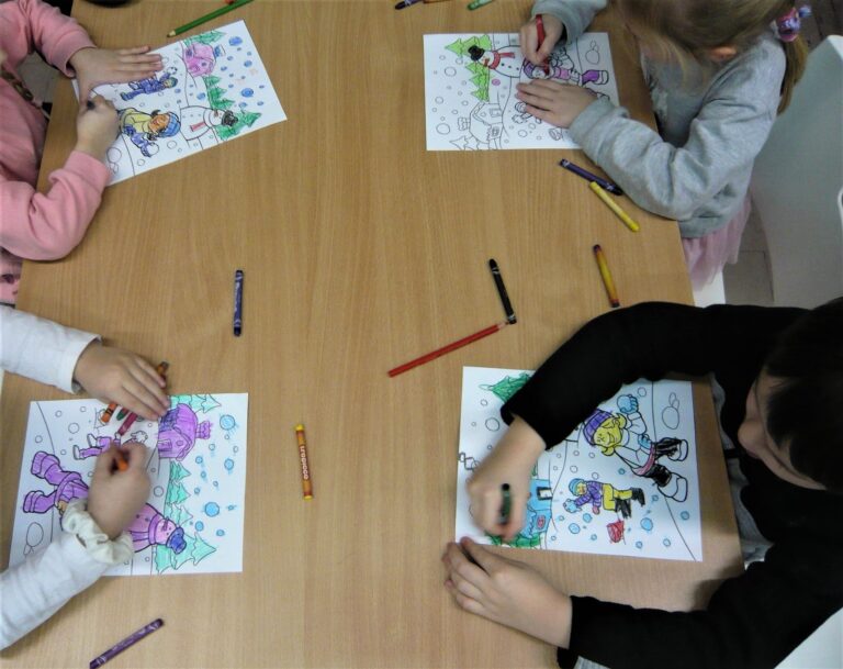 dzieci kolorują obrazki