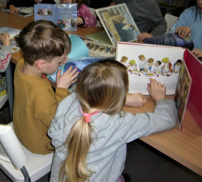 dzieci oglądają książki