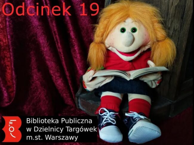 uśmiechnięta pacynka Gabrysia z książką