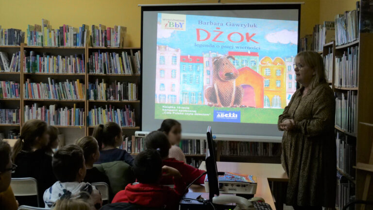 spotkanie dzieci z pisarką Barbarą Gawryluk; na ekranie projektora okładka książki pod tytułem Dżok