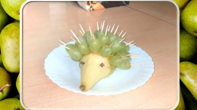 jeż stworzony m.in. z gruszki i winogron