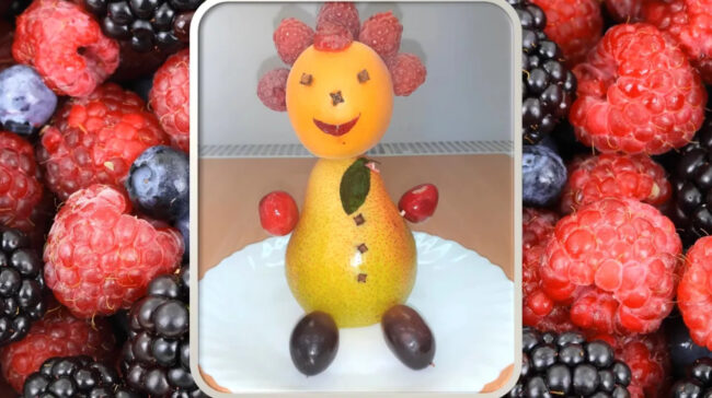 ludzik stworzony z owoców, m.in. gruszki, moreli, czereśni, malin