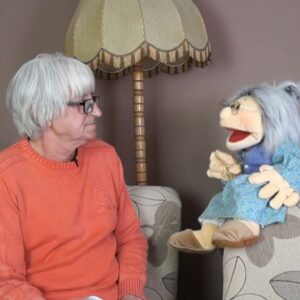 pacynka babcia Teodozja rozmawia z Markiem Samselskim