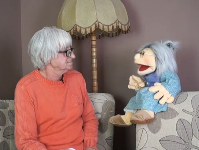 pacynka babcia Teodozja rozmawia z Markiem Samselskim