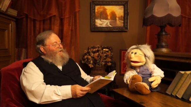 pacynka babcia Teodozja przeprowadza wywiad z zaproszonym gościem