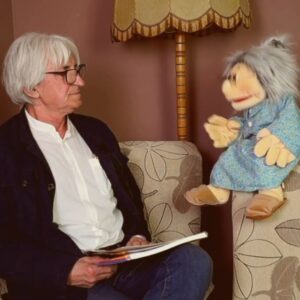 pacynka babcia Teodozja rozmawia z Markiem Samselskim