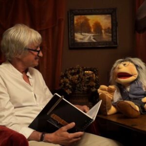 pacynka babcia Teodozja rozmawia z Markiem Samselskim