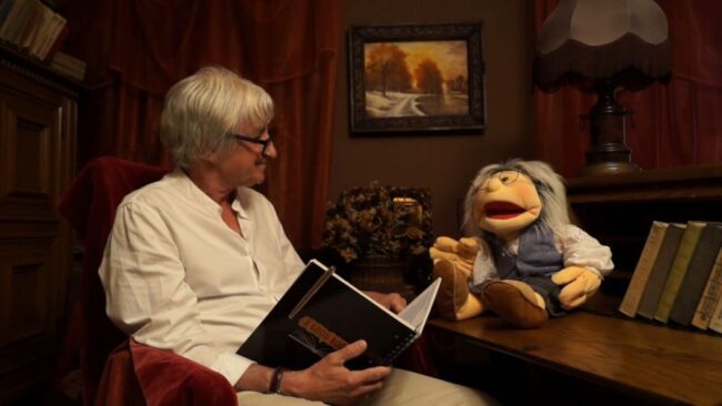 pacynka babcia Teodozja rozmawia z Markiem Samselskim