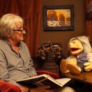 pacynka babcia Teodozja rozmawia z Markiem Samselskim