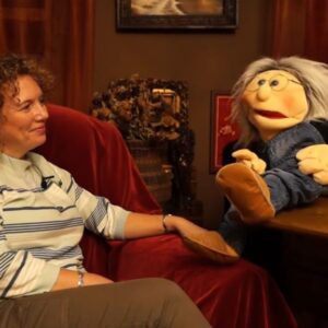 pacynka - babcia Teodozja - rozmawia z introligatorką