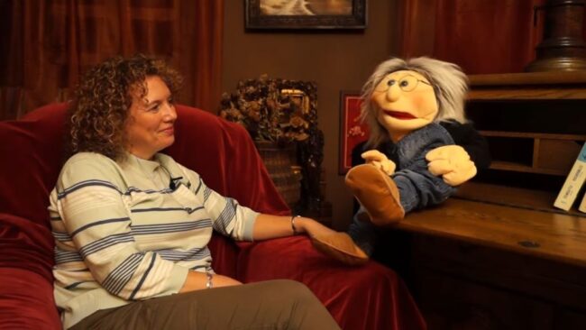 pacynka - babcia Teodozja - rozmawia z introligatorką