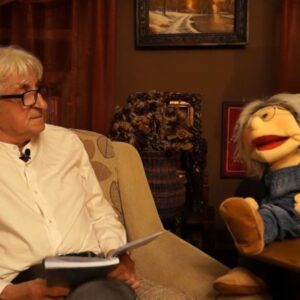 Marek Samselski rozmawia z pacynką - babcią Teodozją