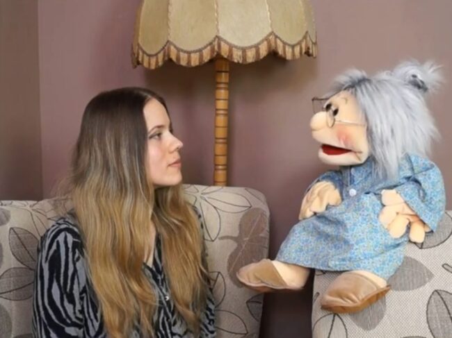 pacynka Teodozja rozmawia z zaproszonym gościem