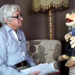 pacynka babcia Teodozja rozmawia z Markiem Samselskim