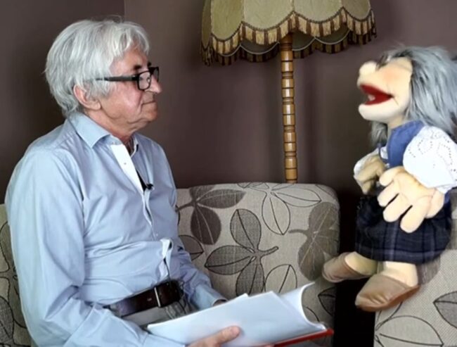 pacynka babcia Teodozja rozmawia z Markiem Samselskim