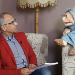 pacynka Teodozja rozmawia z zaproszonym gościem