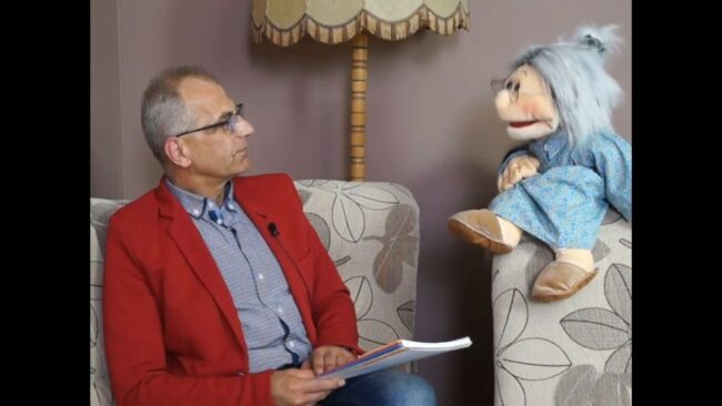 pacynka Teodozja rozmawia z zaproszonym gościem