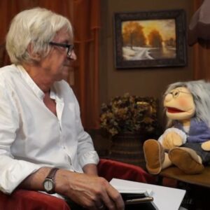 pacynka babcia Teodozja rozmawia z Markiem Samselskim