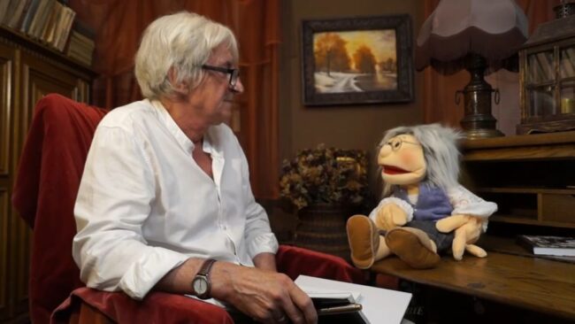 pacynka babcia Teodozja rozmawia z Markiem Samselskim