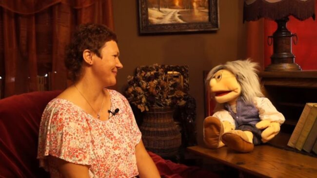 pacynka Teodozja rozmawia z zaproszonym gościem