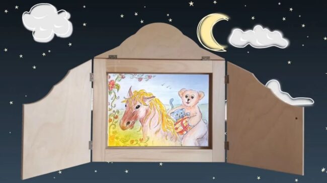drewniana skrzynka teatrzyku kamishibai, a w niej obrazek - miś razem z kotem jedzie na koniu; nad skrzynką kamishibai gwiazdy, księżyc i chmury