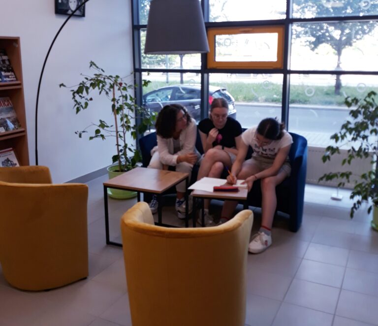 młodzież na kanapie biblioteki podczas warsztatów