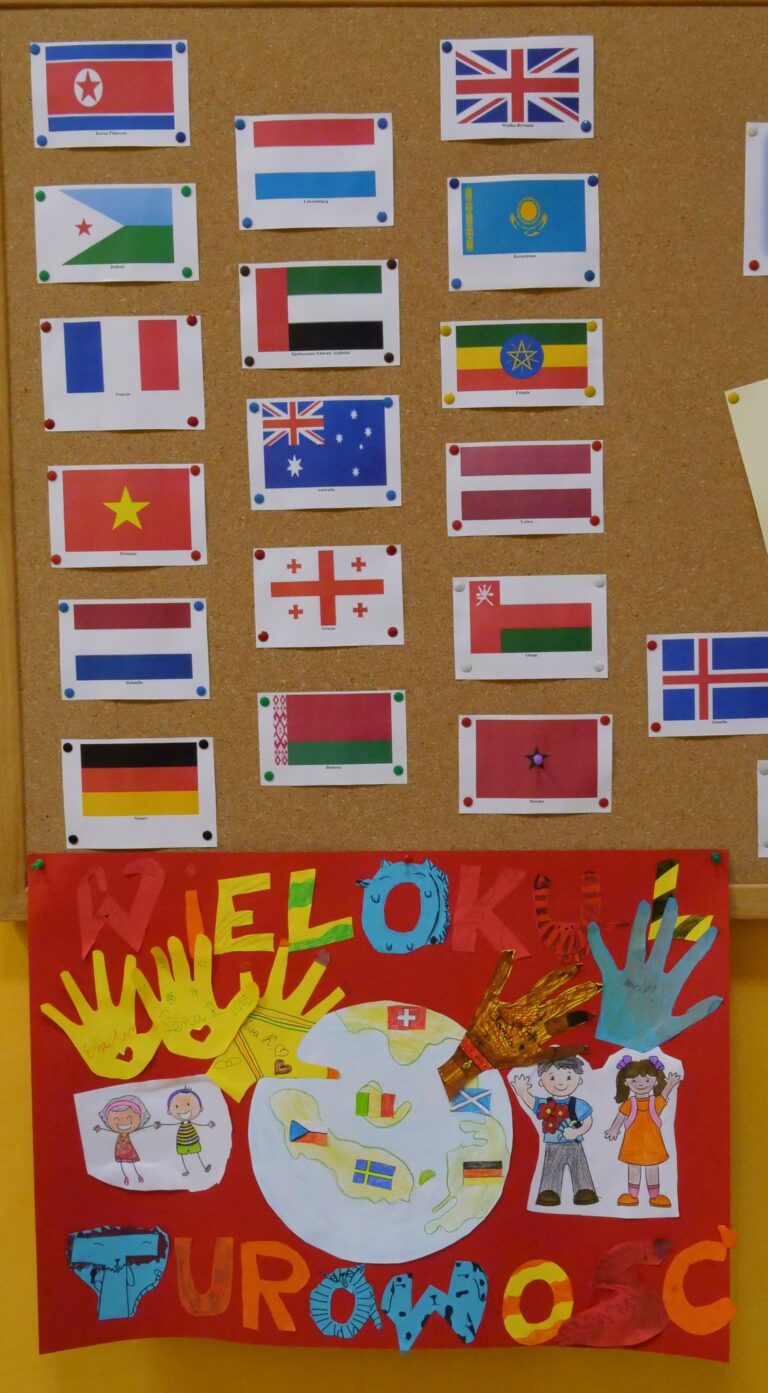 wystawa plakatów podejmujących tematykę wielokulturowości; tutaj: flagi krajów