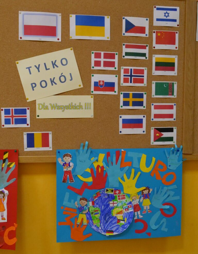 wystawa plakatów podejmujących tematykę wielokulturowości; tutaj flagi krajów i napis 