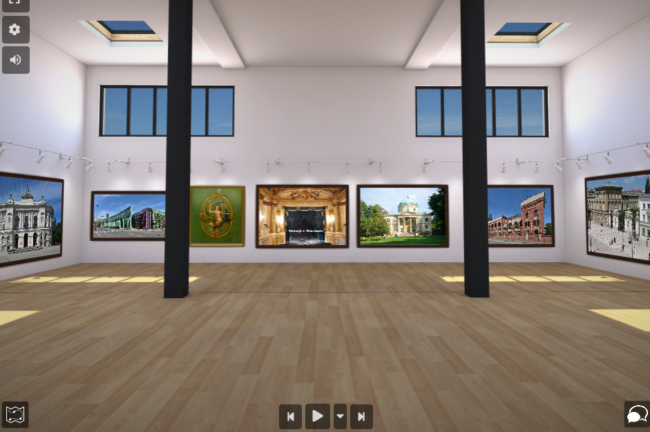 wirtualna sala, na ścianach zdjęcia warszawskich atrakcji turystycznych wymienionych w tym wpisie