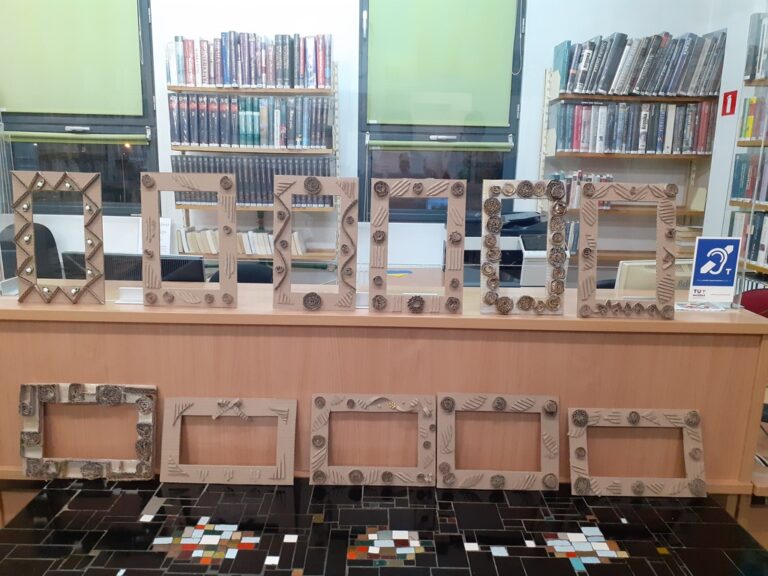 efekt warsztatów - ramki wyeksponowane na ladzie bibliotecznej i na stoliku pod ladą