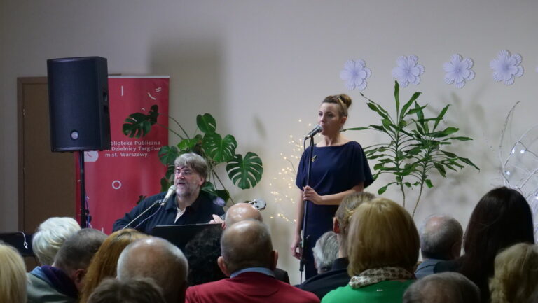 na scenie czytelni naukowej nr I śpiewają Wojciech Gęsicki i Marta Sosnowska