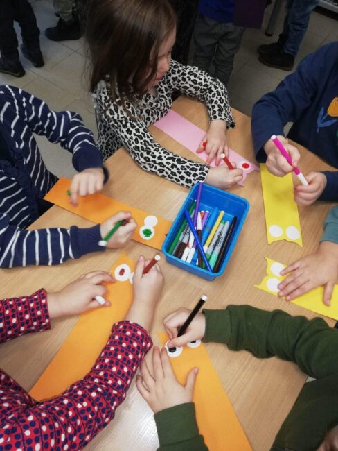 Przedszkolaki wykonują zakładki do książek.