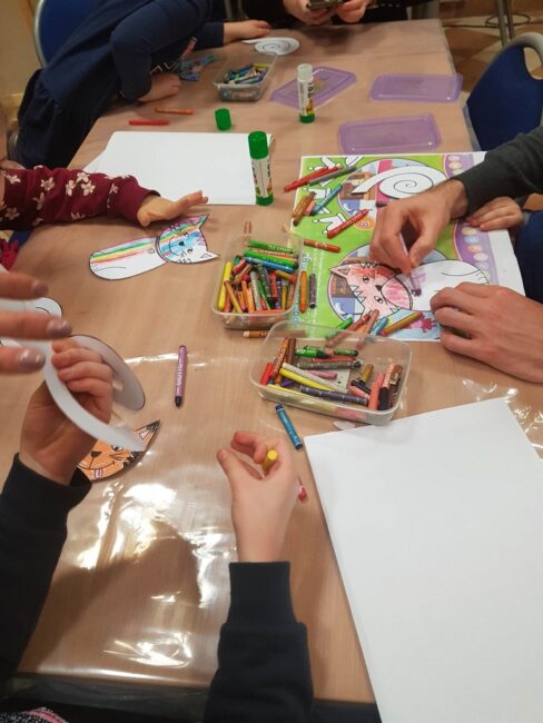 dzieci wykonują pracę plastyczną